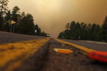 Фото 12 — В США бушует крупный лесной пожар, население городов эвакуируется