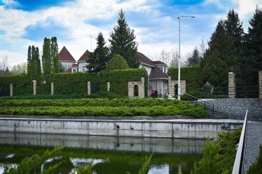 Фото 2 — Государство получило 205 млн грн от продажи санкционного имущества Повалий и Табачника