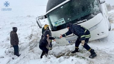Фото 16 — Из-за непогоды в Украине заработал штаб по ликвидации ЧС на дорогах: самая проблемная - Одесская область (ФОТО)