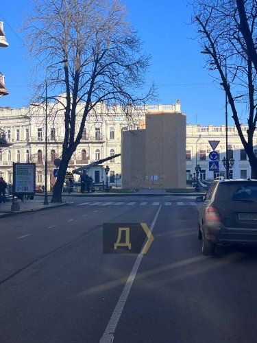Фото 3 — В Одесі почали демонтувати пам'ятник Катерині ІІ (ФОТО, ВІДЕО)