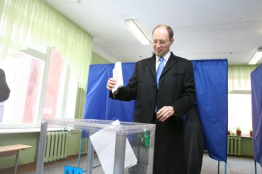 Фото 2 — Кандидатуру Яценюка уже рассматривают на пост  главы Нацбанка