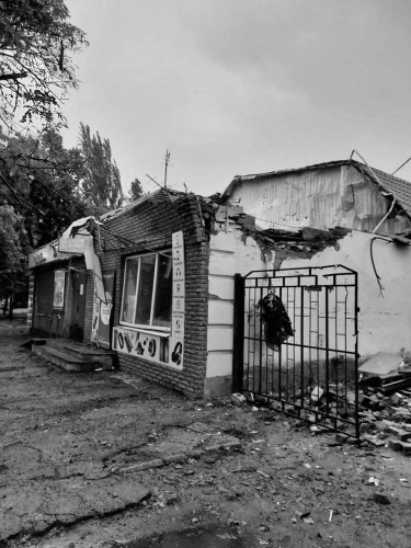 Фото 7 — В Орехове из-за массированного вражеского обстрела повреждены десятки домов, есть погибшая (ФОТО)