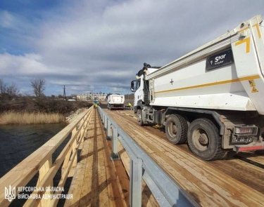 Фото 3 — На Херсонщині встановили ще один тимчасовий міст через Інгулець (ФОТО)