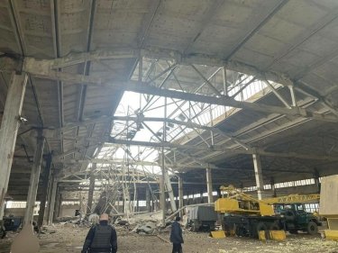 Фото 2 — Россияне ударили авиабомбами по предприятию в Херсонской области (ФОТО)