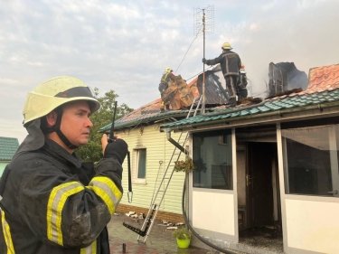 Фото 4 — В результате падения обломков ракет и БпЛА в Киевской области повреждены жилые дома и авто: есть раненые (ФОТО)
