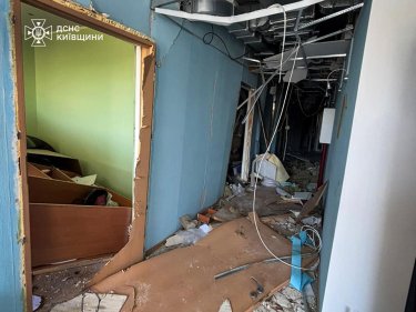 Фото 8 — Росіяни вдарили по заводу "Яготинське для дітей" на Київщині, є загиблі (ФОТО)