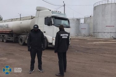 Фото 7 — Обыски в доме Кличко: СБУ раскрыла схему контрабанды нефтепродуктов на 100 млн грн (ФОТО)