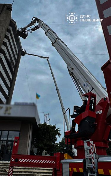 Фото 4 — Пожежа у львівському готелі "Власта" сталася через вибух батареї електроскутера (ФОТО, ВІДЕО)