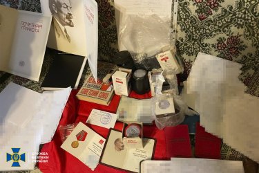 Фото 2 — СБУ провела обыски у представителей запрещенных политических партий: нашли оружие, георгиевские ленты и российские флаги (ФОТО)