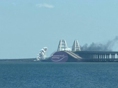 Фото 2 — В районе Крымского моста заметили дым: оккупанты заявляют об атаке ракет (ФОТО, ВИДЕО)