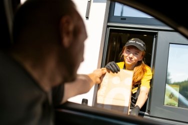Фото 2 — Döner Маркет запрацював у новому сімейному форматі  з функцією DRIVE