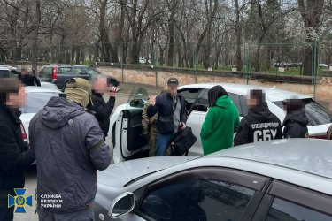 Фото 2 — СБУ та НАБУ піймали на хабарі одеську суддю, яка любить все зелене (ФОТО)