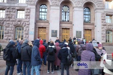 Фото 6 — Киевляне митингуют под КГГА против повышения цен на проезд в транспорте: "Месячный абонемент дороже, чем в Париже!" (ФОТО)