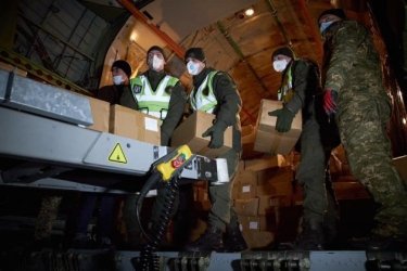 Фото 2 — В Украину прилетел самолет с тестами на коронавирус и масками: сколько чего — не сообщают