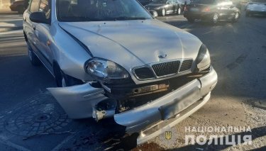Фото 3 — У центрі Одеси автобус "Гюнсела" з пасажирами влетів у мотосалон: водій знепритомнів і помер (ФОТО, ВІДЕО)