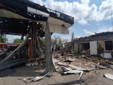 Фото 4 — Россияне сбросили авиабомбы на заправку и админздание в Торецке: есть жертвы