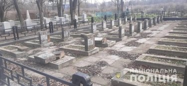 Фото 2 — В Херсоне разгромили мемориальное кладбище воинов Красной армии (ФОТО)