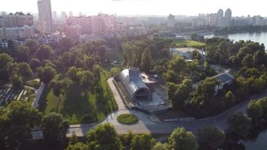 Фото 2 — Скандальна забудова: на Оболоні в парку замість арт-об’єкта хочуть побудувати будинки, ресторан та парковку