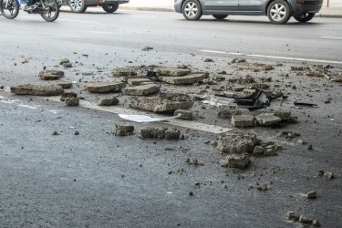 Фото 3 — В Киеве разрушается еще один мост: осколок путепровода разбил авто (ФОТО, ВИДЕО)
