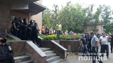 Фото 3 — В Харькове местные подрались с полицейскими из-за больных коронавирусом (ФОТО, ВИДЕО)