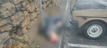Фото 3 — Вражеский снаряд попал возле супермаркета в Херсоне: трое погибших