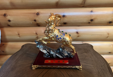Фото 5 — АРМА готує до продажу ювелірні вироби та антикваріат, що належали Медведчуку