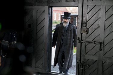 Фото 15 — Со словарем в голове: об исторической драме "Гений и безумец"