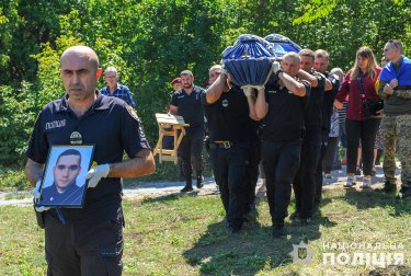 Фото 7 — Из-за российской авиабомбы в Орехове 12 августа погибли двое полицейских: в МВД показали похороны (ФОТО)