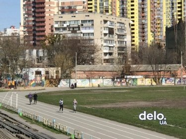 Фото 4 — Безлюдный центр и праздник жизни в спальном районе: как киевляне соблюдают карантин (ФОТО)
