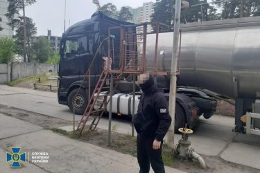 Фото 5 — Обыски в доме Кличко: СБУ раскрыла схему контрабанды нефтепродуктов на 100 млн грн (ФОТО)