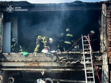 Фото 5 — Росіяни вдарили по заводу "Яготинське для дітей" на Київщині, є загиблі (ФОТО)