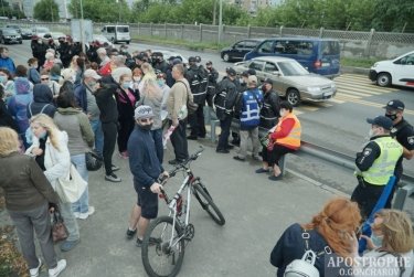 Фото 2 — В Киеве протестующие перекрывали Мост метро, образовалась огромная пробка (ФОТО, ВИДЕО)