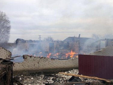 Фото 4 — На Сумщине обстрелом из РФ разрушен дом в пограничном себе: внутри чудом выжил парень (ФОТО)