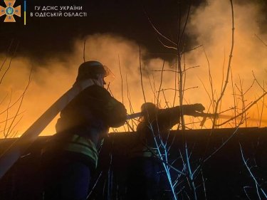Фото 2 — В Одесі вщент згорів незаконний ЖК-довгобуд з дерева (ФОТО, ВІДЕО)
