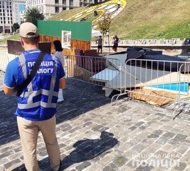 Фото 2 — В Киеве разгромили скандальную выставку на Аллее Небесной Сотни: есть задержанные (ФОТО)