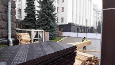 Фото 3 — Под окнами Зеленского на Банковой устанавливают каток (ОБНОВЛЕНО)