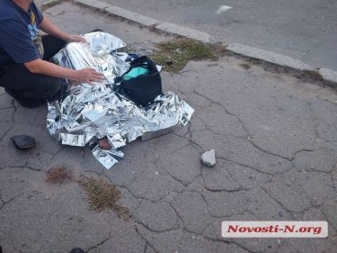 Фото 2 — В Николаеве в результате обстрела остановки транспорта погибли 3 и ранены 12 человек (ФОТО)