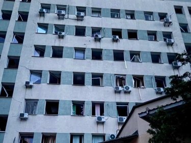 Фото 7 — В Киеве повреждено здание налоговой в результате российской атаки (ФОТО)