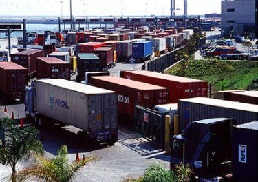 Фото 2 — Таможня увеличила поступления в бюджет за счет дорогой одежды и техники