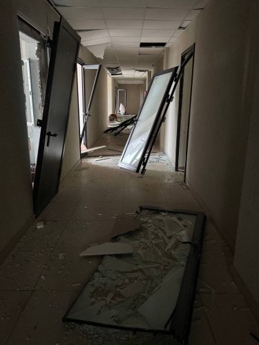 Фото 3 — В Киеве поврежден офис ДТЭК в результате атаки России (ФОТО)