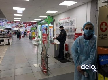 Фото 4 — ТРЦ закрылись, а уличная торговля процветает: как в Киеве выполняют решение властей (ФОТО)