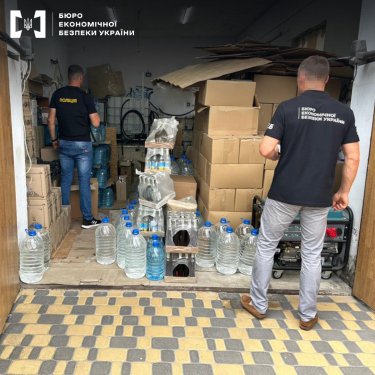 Фото 2 — Под Киевом нашли подпольный цех по производству алкоголя: вывезли 12 тонн фальсификата (ФОТО)