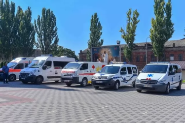 Фото 3 — УПЦ и Благотворительный фонд Вадима Новинского передали уже 14 автомобилей скорой помощи Запорожью