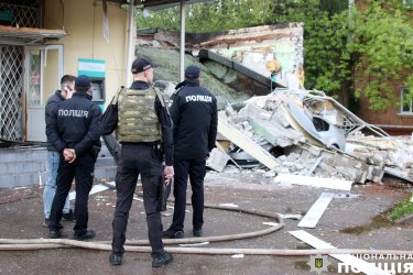 Фото 6 — У Чернігові через вибух обвалилося відділення банку "Південний" (ФОТО)