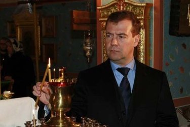 Фото 2 — Медведев и Путин сходили в церковь помянуть погибших в «Домодедово»