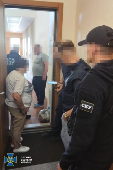 Фото 3 — Правоохранители проводят обыски у бывшего нардепа по делу об отмывании более 500 млн грн (ФОТО)