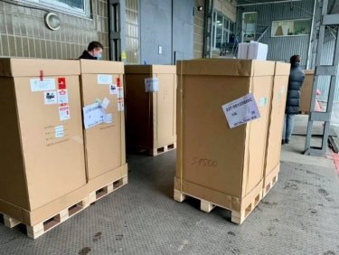 Фото 3 — В Киев прибыла первая партия аппаратов ИВЛ с "коронавирусного фонда" (ФОТО)