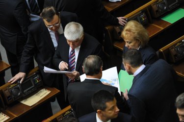 Фото 7 — Чем запомнилась первая сессия новой Рады: блокирование трибуны и один принятый закон