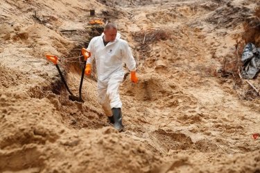 Фото 10 — В массовом захоронении в Изюме обнаружили 450 замученных тел, Зеленский анонсировал "страшное возмездие" (ФОТО)
