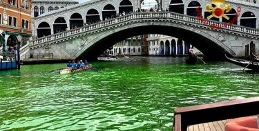 Фото 2 — Вода в каналах Венеции стала зелёной: в чем причина (ВИДЕО)